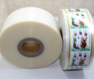 "食品復(fù)合膜是由PE等薄膜材料符合而成， 廣泛適用于包裝、食品、藥品等產(chǎn)品，具有環(huán)保、無臭無異味、熱封性能好、阻隔性好、遮光性強(qiáng)、耐油、強(qiáng)度高等特點。"