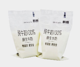 牛奶包裝袋是由三層或兩層共擠吹膜機(jī)生產(chǎn)而成。 成品膜印刷效果好，保香阻氧，安全衛(wèi)生，低碳環(huán)保，耐擠壓刺穿性強(qiáng)。
