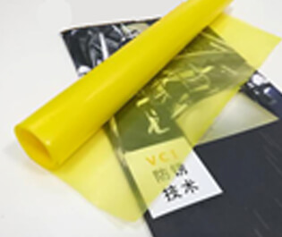 本公司采用三層共擠吹膜機(jī)，由內(nèi)層模體、中層模體、外層膜體組成，分別將三層共擠的膜體配方進(jìn)行配比，配三種不同屬性的合金擠出機(jī)，配套合適的高精度模具和德系風(fēng)環(huán)，均勻混合擠出，一次性吹制的薄膜。本公司設(shè)備吹制的防銹膜在不破損的情況下，使用壽命長，防銹能力強(qiáng)，成本低等特點。